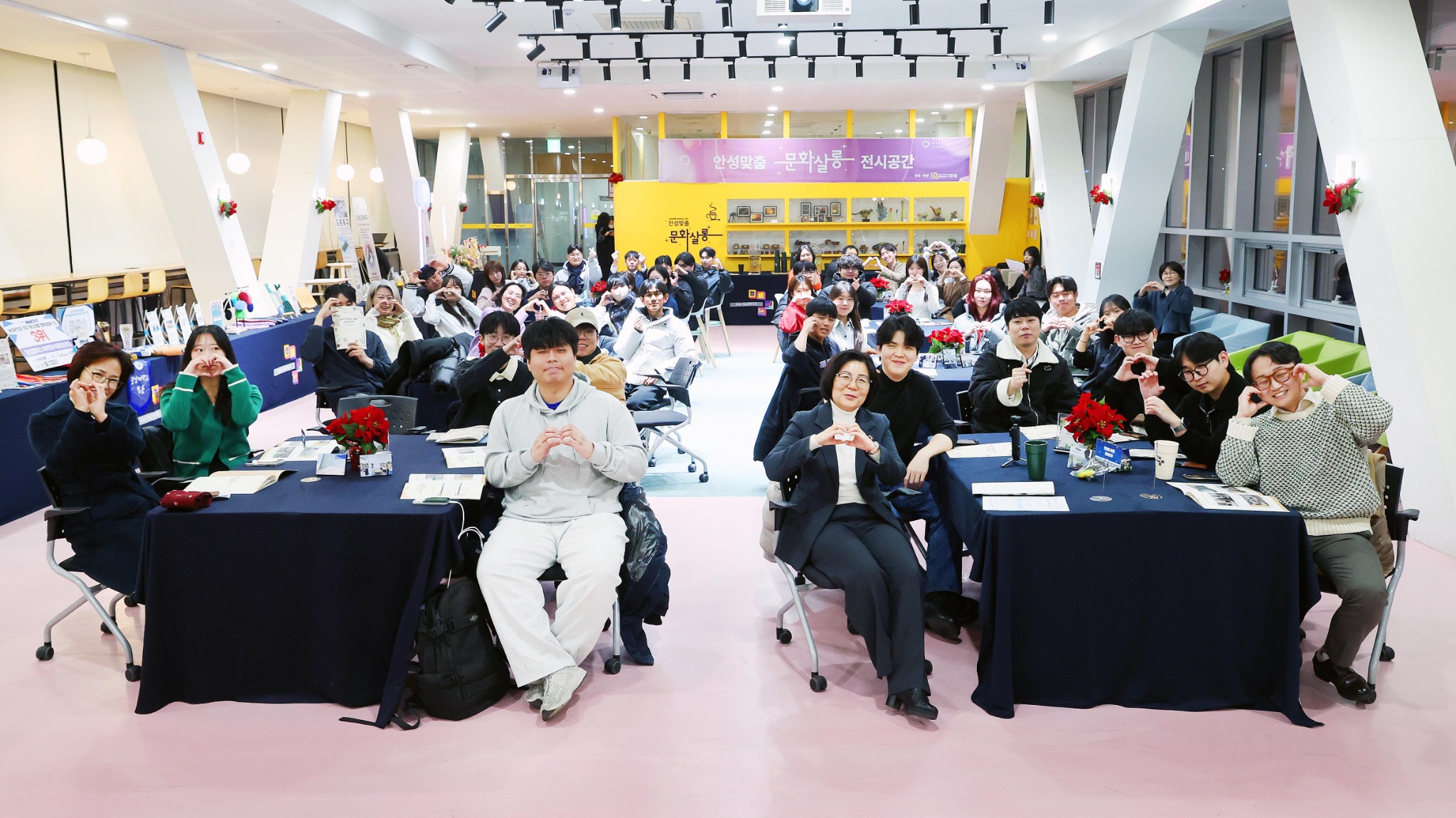 청년 문화행사에 참여한 청년들의 단체사진